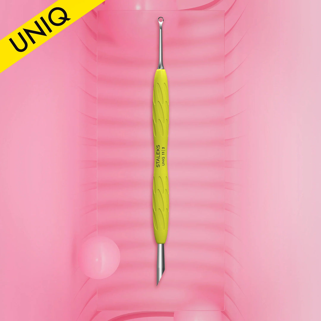 Pousse De Manucure avec manche en silicone jaune "Gummy" UNIQ 11 TYPE 2 - Elegance Beauty Suisse